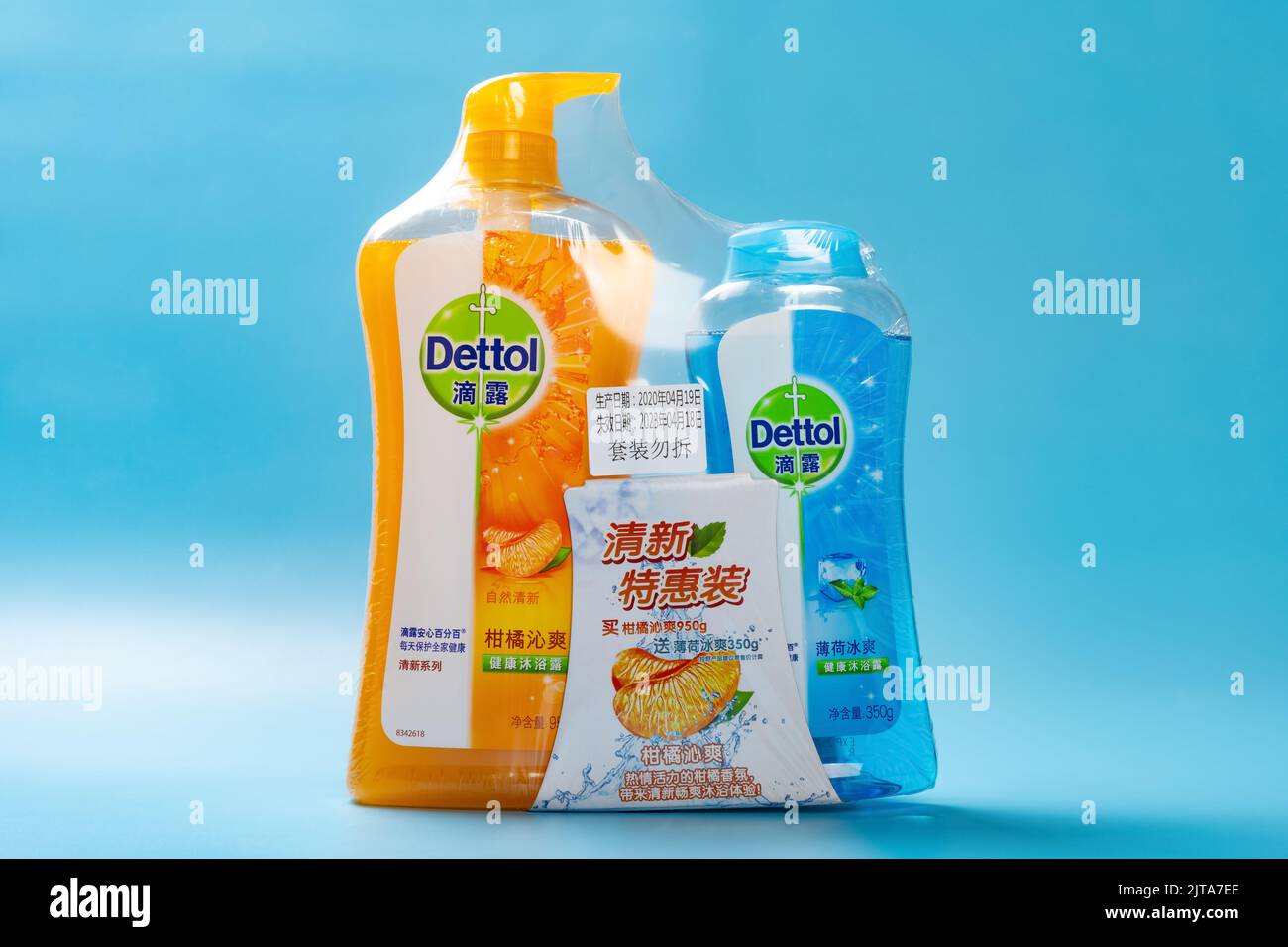 ZHONGSHAN GUANGDONG Chine-14 septembre,2020:deux bouteilles de gel douche  Dettol différent Photo Stock - Alamy