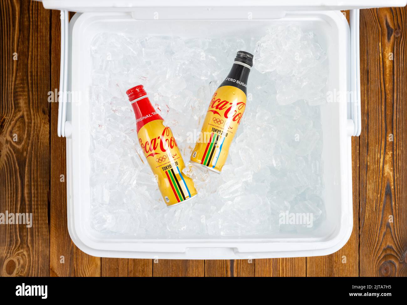 ZHONGSHAN GUANGDONG Chine-19 août 2021 : bouteilles de sucre zéro et colas de goût original faites par Coca-Cola spécialement pour Tokyo Olympic 2020 dans cas glacé Banque D'Images