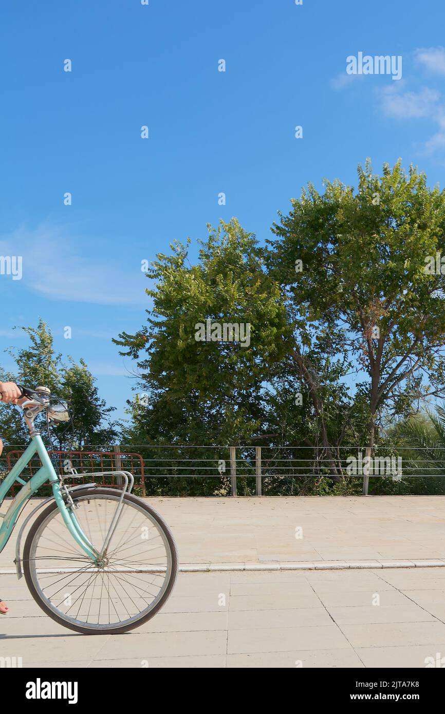 Un demi-vélo partant de la gauche. Banque D'Images