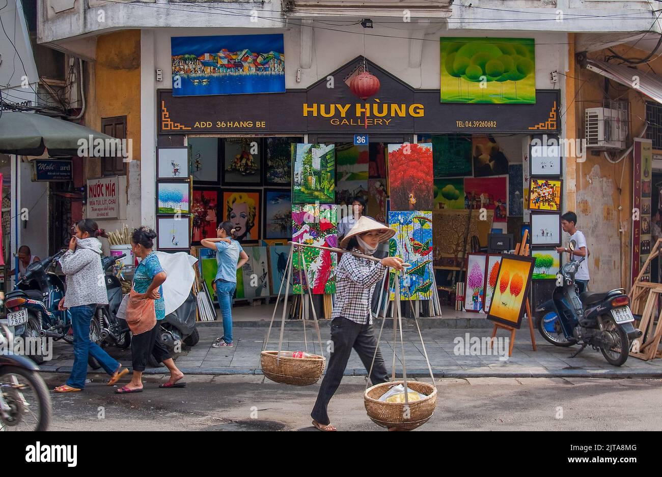 Vietnam, Hanoi une des nombreuses galeries dans le centre de la ville. Banque D'Images