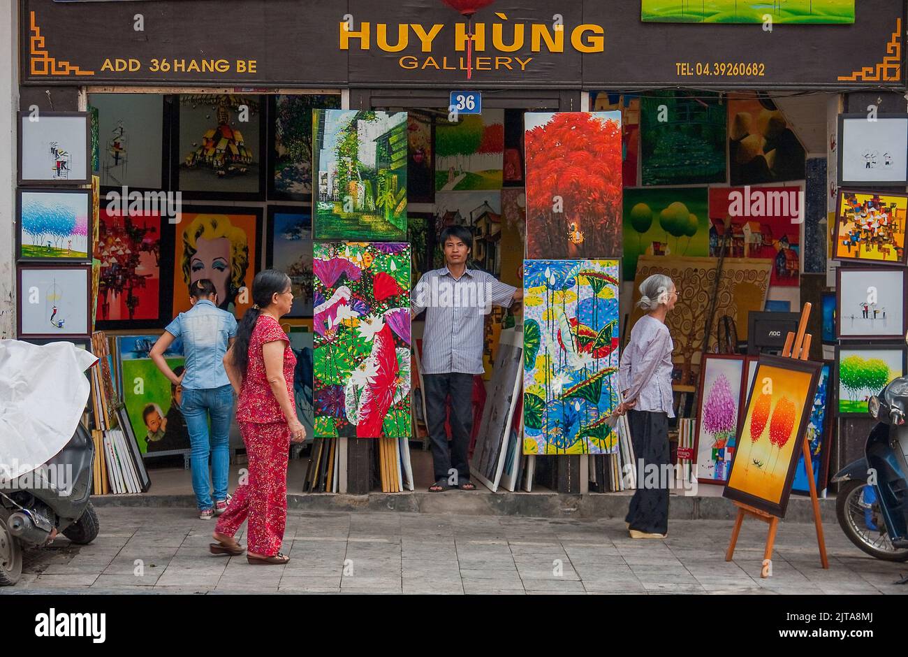 Vietnam, Hanoi une des nombreuses galeries dans le centre de la ville. Banque D'Images