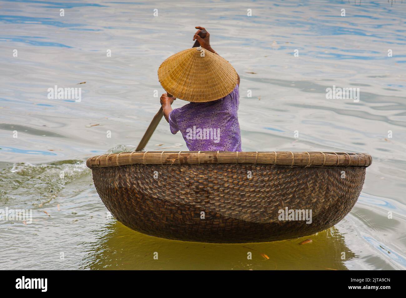 Vietnam, Hoi an ces grands bols sont faits de fibre de bambou et fait imperméable avec dung de vache. L'histoire derrière ces bols qui sont faits pour la pêche est Banque D'Images