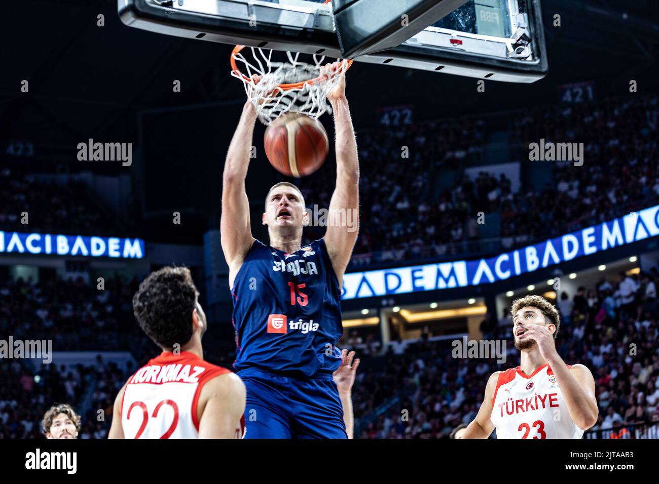 Istanbul, Turquie. 28th août 2022. Nikola Jokic (C) de Serbie en action pendant la coupe du monde 2022 qualifications européennes entre la Turquie et la Serbie au dôme Sinan Erdem. Score final; Serbie 79:72 Turquie. (Photo de Nicholas Muller/SOPA Images/Sipa USA) crédit: SIPA USA/Alay Live News Banque D'Images