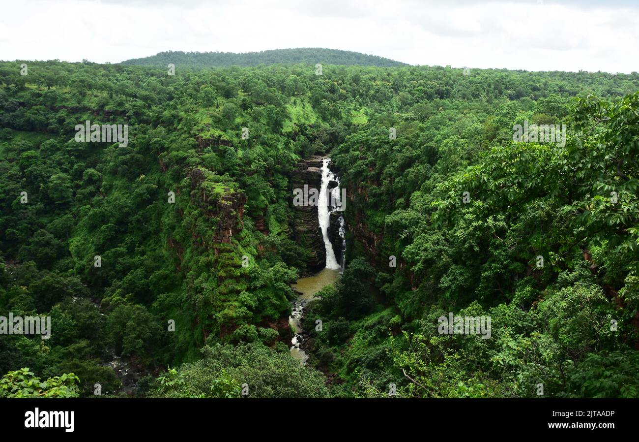 Jabalpur : Une vue de la cascade de Nidan après les pluies de mousson à la périphérie de Jabalpur, le mercredi 24 août 2022. Photo par - Uma Shankar Mishra Banque D'Images