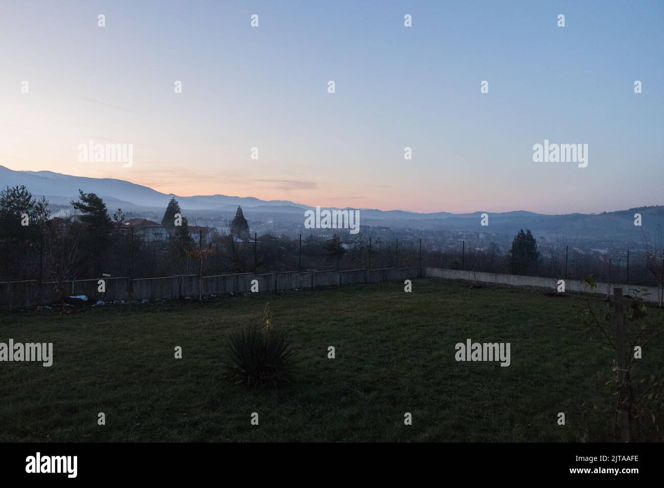 Coucher de soleil d'hiver confortable sur un petit village Banque D'Images