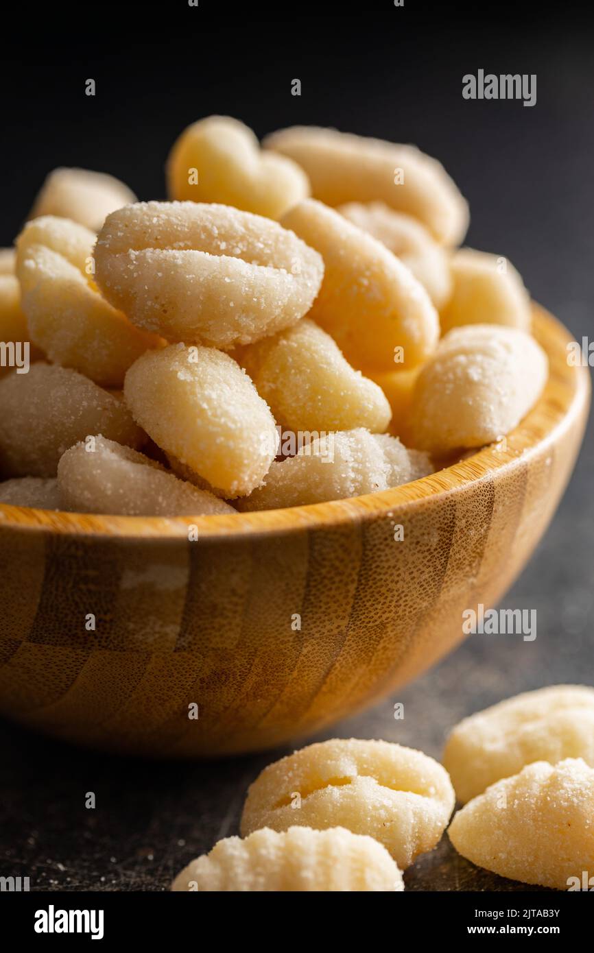 Gnocchi de pomme de terre non cuit dans un bol. Cuisine italienne savoureuse. Banque D'Images