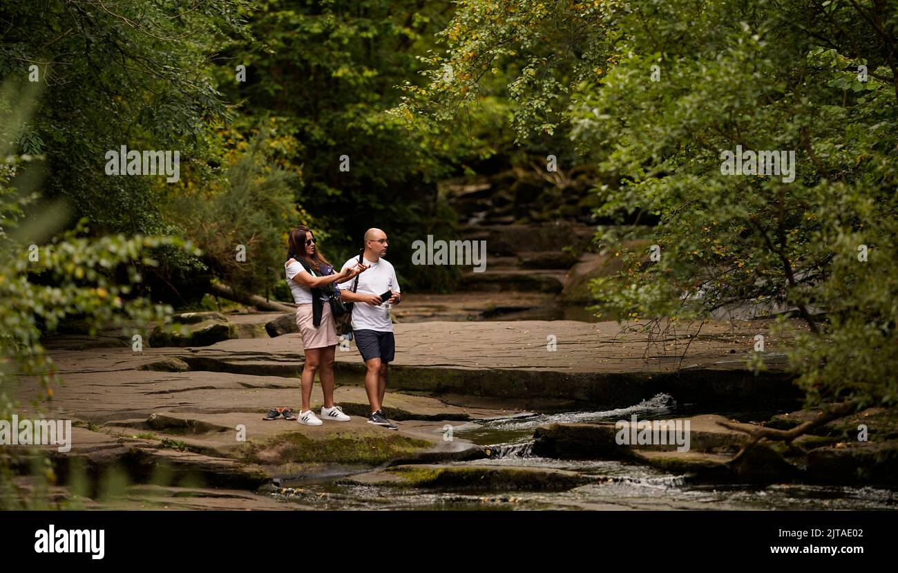 Les gens regardent la rivière Barrow séchée à Glen Barrow Forrest près de Portlaoise à Co Laois. Date de la photo: Lundi 29 août 2022. Banque D'Images