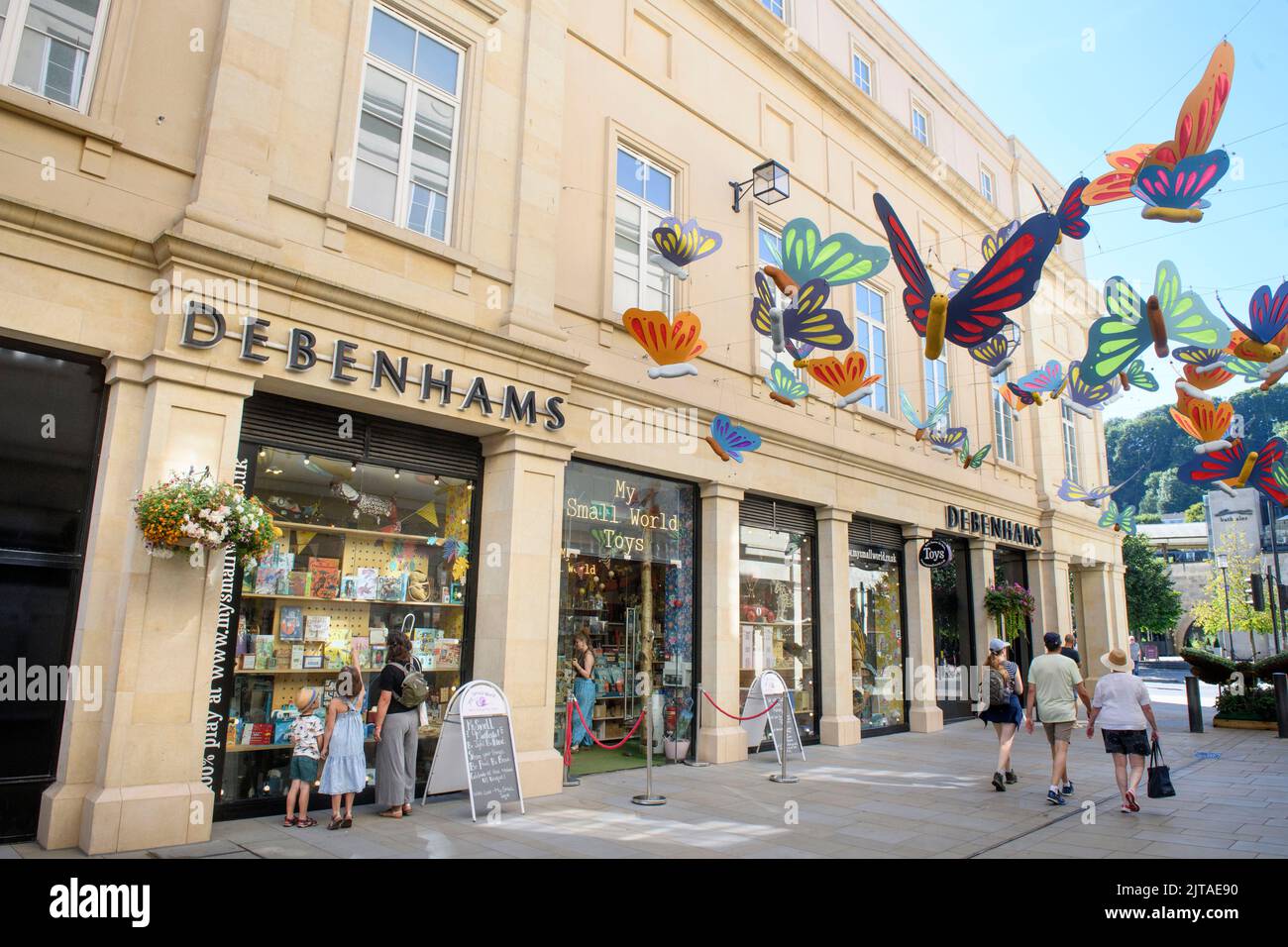 Le grand magasin Debenhams, maintenant fermé, entourant la boutique de jouets My Small World de la rue Saint-Laurent, à Bath Banque D'Images
