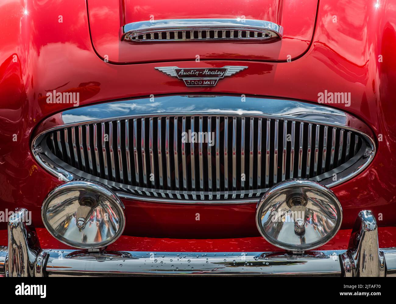 Calandre chromée et projecteurs d'une voiture de sport Austin Healey 3000 MKll rouge Banque D'Images