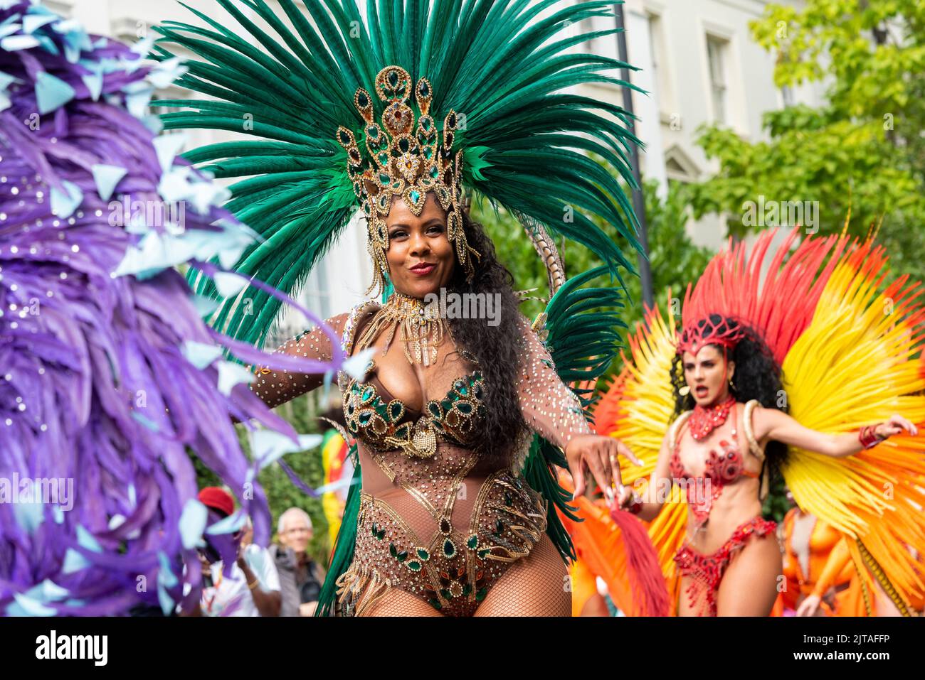 Notting Hill, Londres, Royaume-Uni. 29th août 2022. Le plus grand festival de rue d'Europe est revenu dans les rues de Notting Hill après les années annulées en raison de la pandémie de Covid. Des danseurs exotiques et des groupes musicaux sur le thème jamaïcain ont défilé dans les rues, avec des repas et des divertissements dans la rue dans la région, ajoutant à l'événement. Le Grand Parade a lieu le lundi des fêtes de la Banque comme point culminant du festival de trois jours, qui a commencé en 1966. École Paraiso de danseurs de samba. Femme noire portant un costume exotique avec une longue robe à tête de plumes et des ailes Banque D'Images