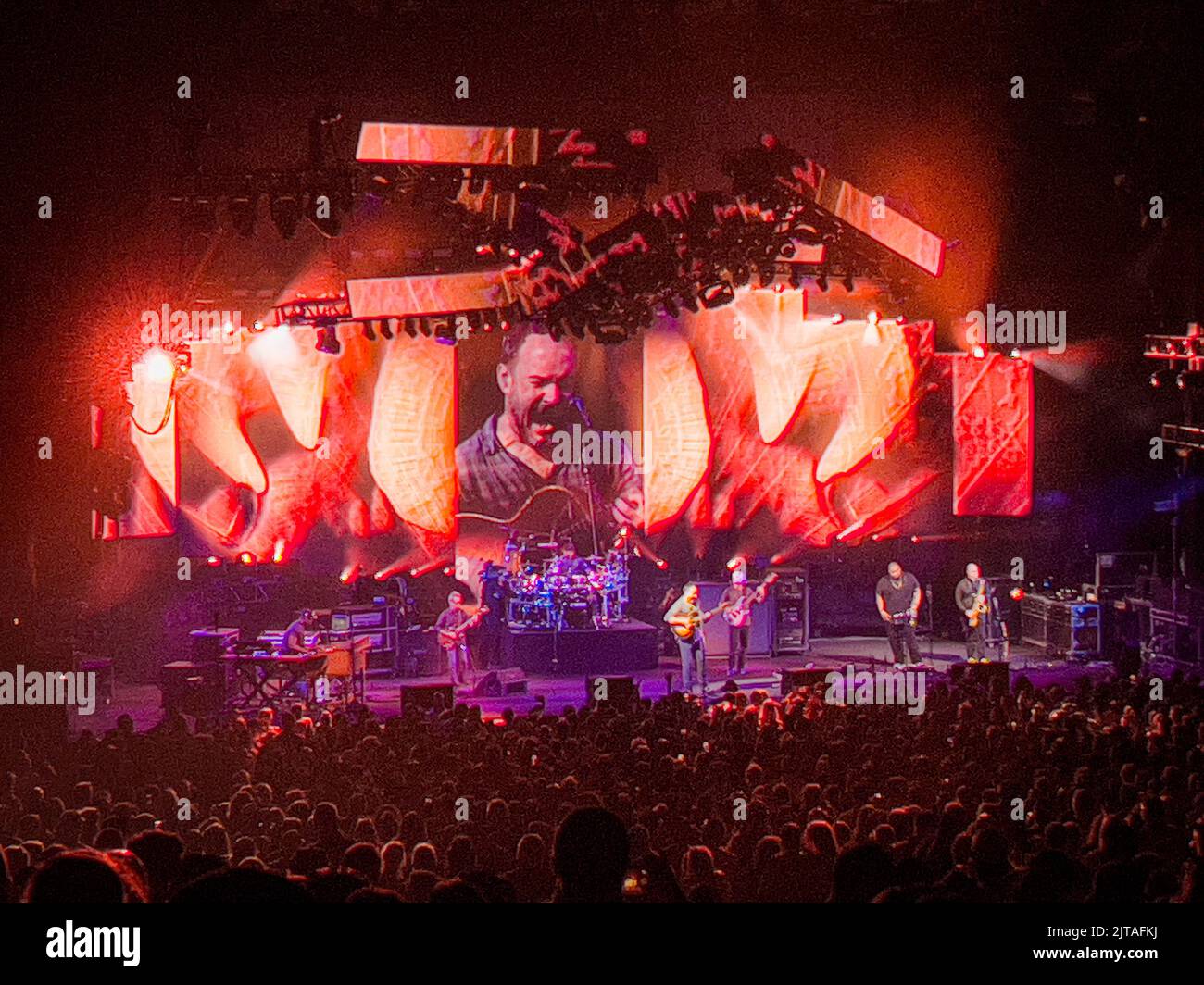 Vue en grand angle du groupe Dave Matthews qui réalise un spectacle en direct sur une scène devant une foule nombreuse Banque D'Images