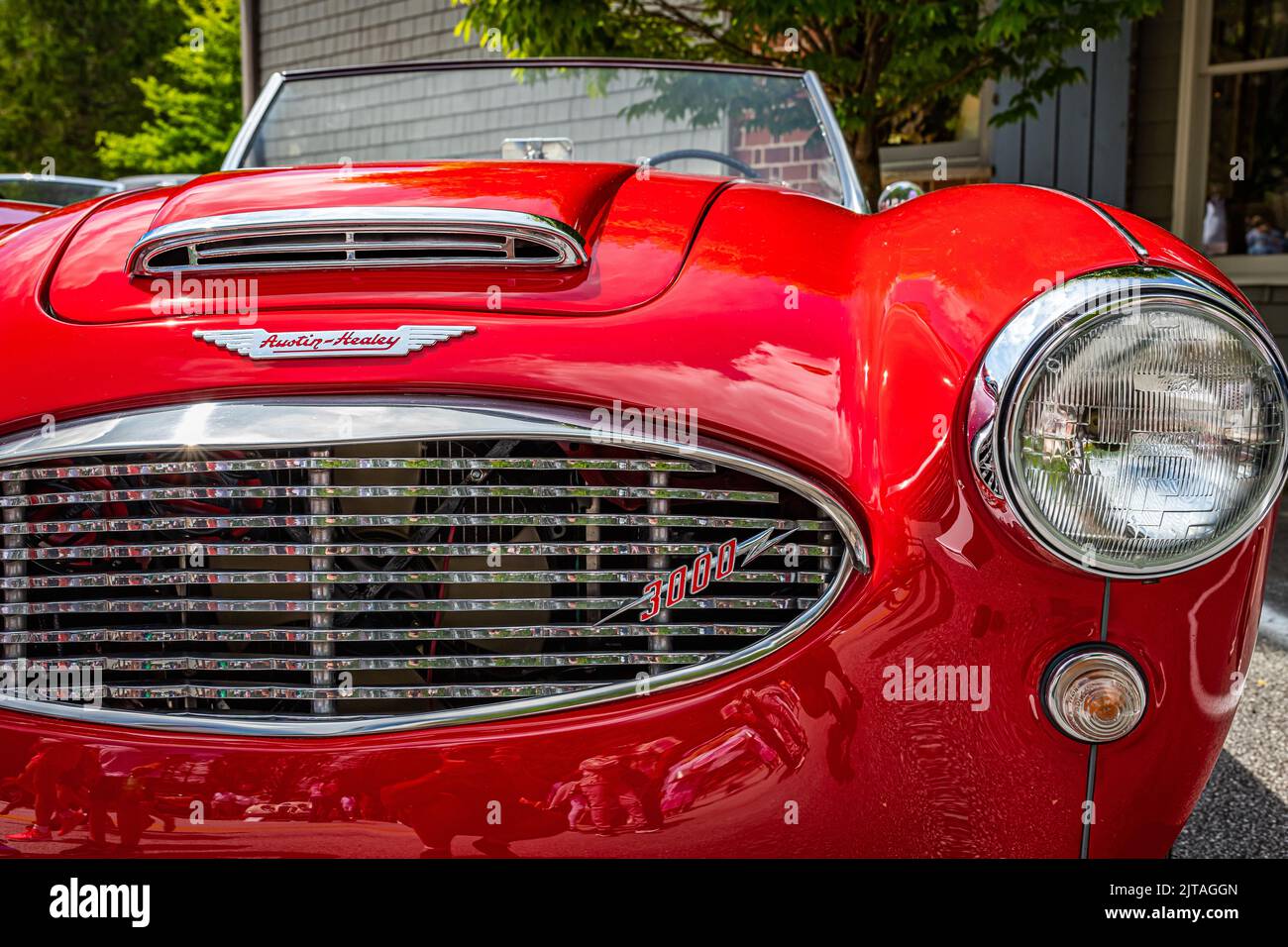 Highlands, NC - 10 juin 2022 : vue détaillée d'une calandre et des phares d'un coupé cabriolet Austin Healey 3000 Mk1 BN7 1960 lors d'un salon automobile local. Banque D'Images