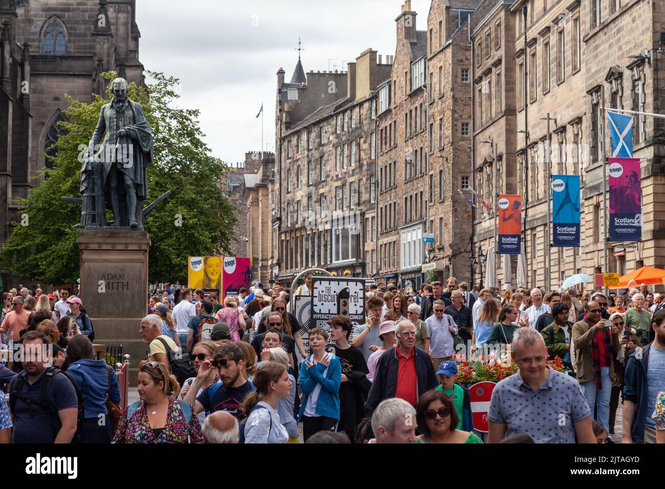 Foule sur le Royal Mile pendant le festival d'Édimbourg Banque D'Images