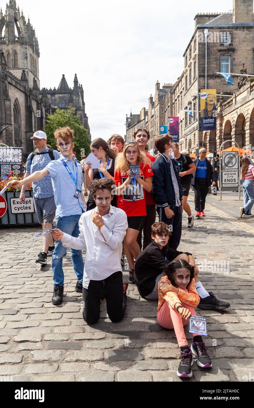 Artistes faisant la promotion de leur spectacle sur le Royal Mile lors du festival Edinburgh Fringe. Banque D'Images