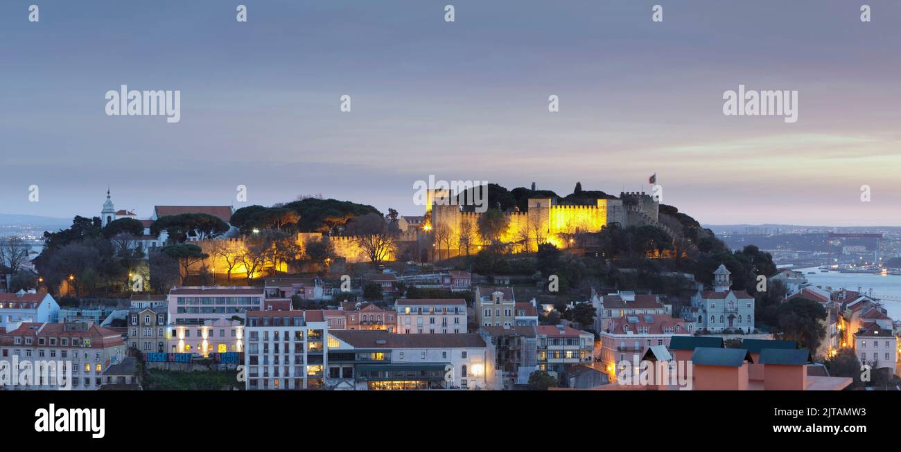 Vue sur le château de Sao Jorge la nuit, Lisbonne, Portugal Banque D'Images