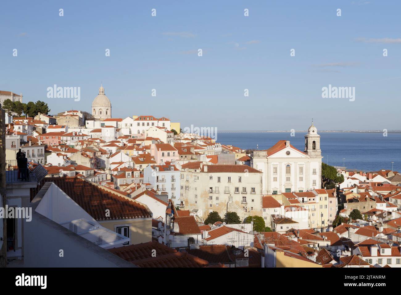 Vue sur Santo Estevao et l'église Santa Engracia dans le quartier d'Alfama, Lisbonne, Portugal Banque D'Images