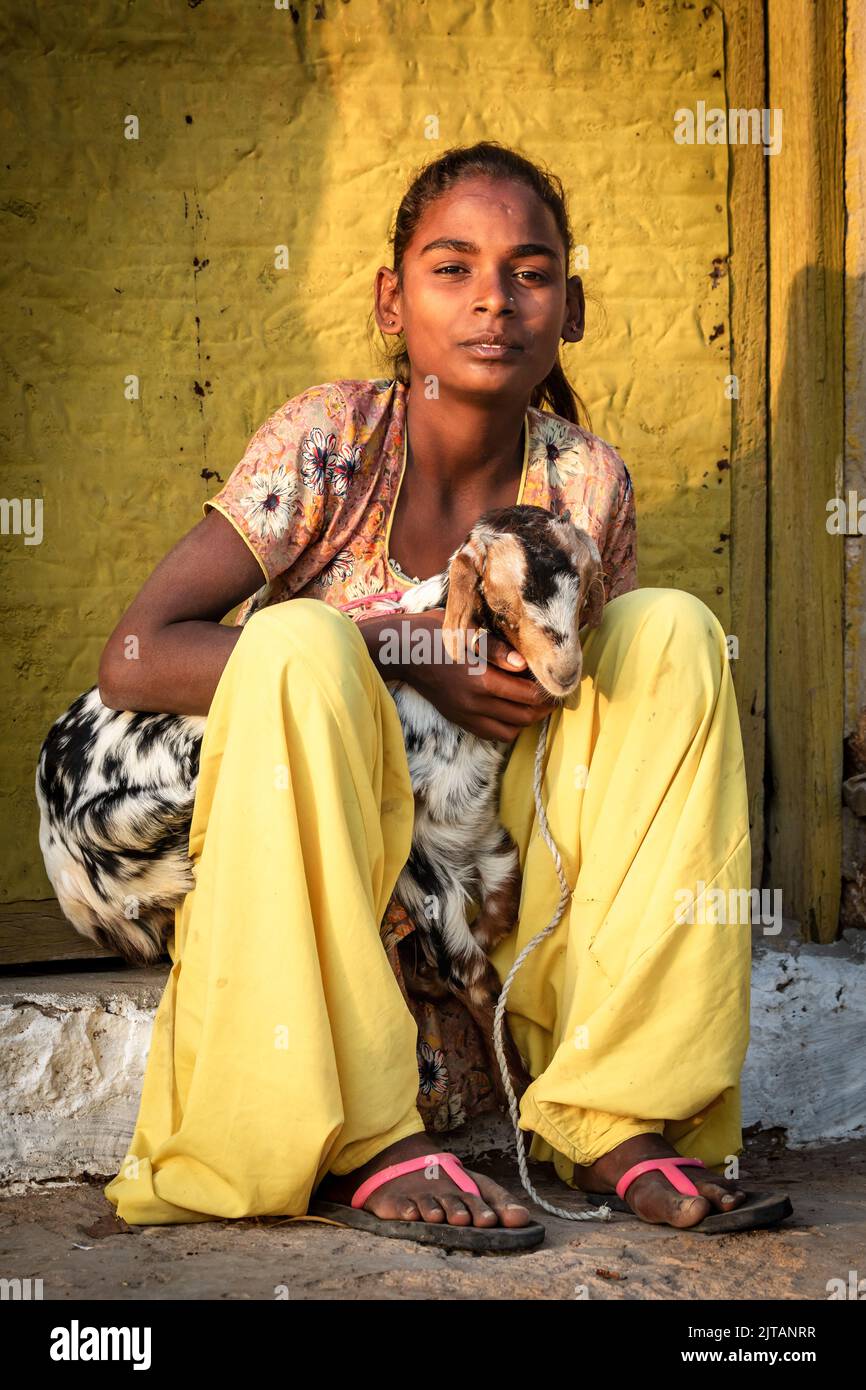 Portrait d'une jeune Indienne avec une chèvre, Jaisalmer, Rajasthan, India Banque D'Images
