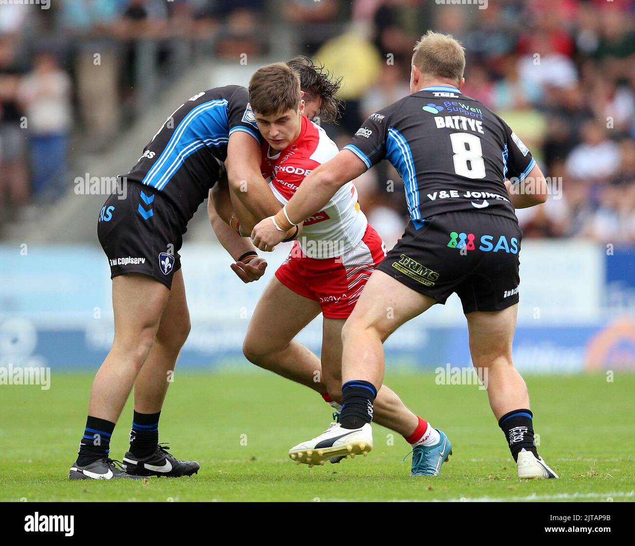 Jonathan Bennison (au centre) de St Helens est affronté par Jordan Crowther (à gauche) de Wakefield Trinity et Eddie Battye lors du match de la Super League de Betfred au stade totalement Wicked, St Helens. Date de la photo: Lundi 29 août 2022. Banque D'Images