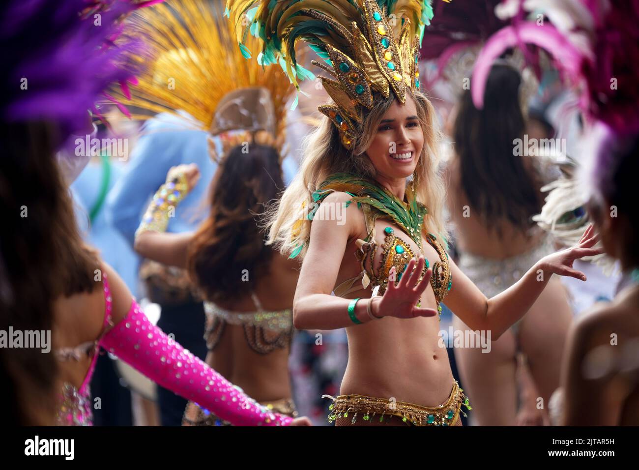 Les danseurs de samba se préparent avant le début du Notting Hill Carnival à Londres, qui est retourné dans la rue pour la première fois en deux ans après avoir été contrecarré par la pandémie. Date de la photo: Lundi 29 août 2022. Banque D'Images