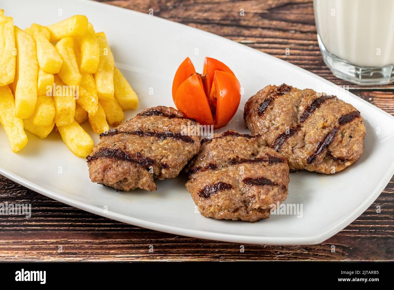 Koffte traditionnel de meatball turc. Boulettes de viande épicées Kebab ou Kebap Banque D'Images