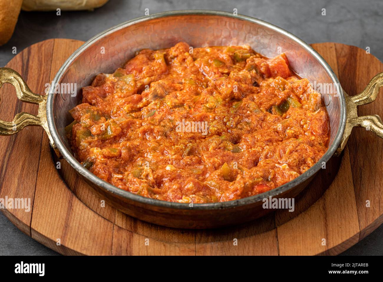 Plats de petit-déjeuner traditionnels turcs préparés avec des œufs et des tomates Banque D'Images