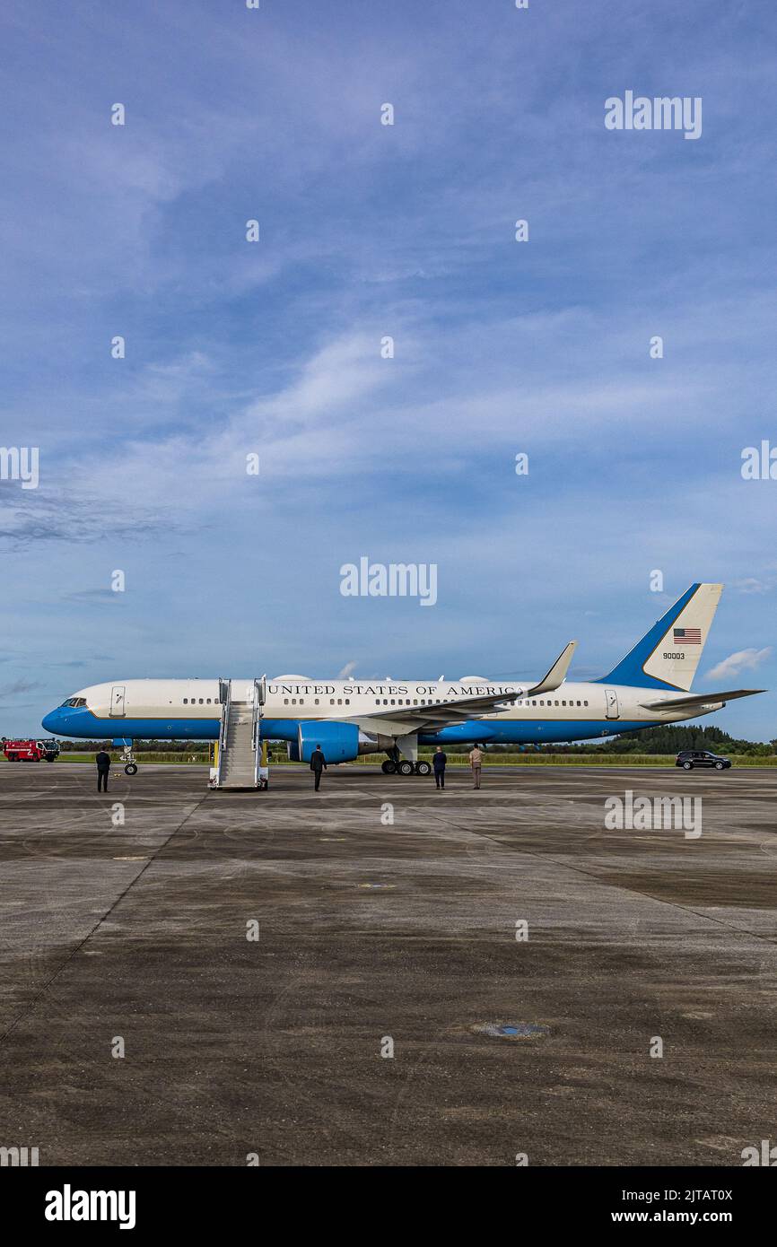 Les gens attendent le vice-président des États-Unis Kamala Harris et le deuxième monsieur Douglas Emhoff après leur arrivée à bord de l'Air Force Two pour voir le lancement du système de lancement spatial de la NASA avant la mission Artemis I sur orbite lunaire au Kennedy Space Center de l'agence en Floride le 29 août 2022. L'engin spatial non crevé se compose de la fusée Space Launch System et de l'engin spatial Orion. Crédit: Alex G Perez/Pool via CNP /MediaPunch Banque D'Images