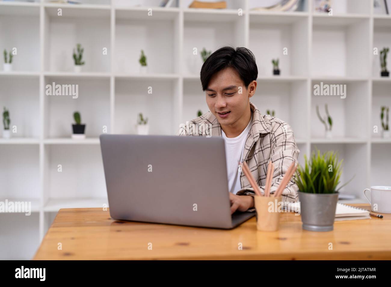Jeunes étudiants asiatiques utilisant des études à distance sur ordinateur, regardant un webinaire en ligne, zoomez sur la formation virtuelle sur la téléconférence vidéo. Banque D'Images
