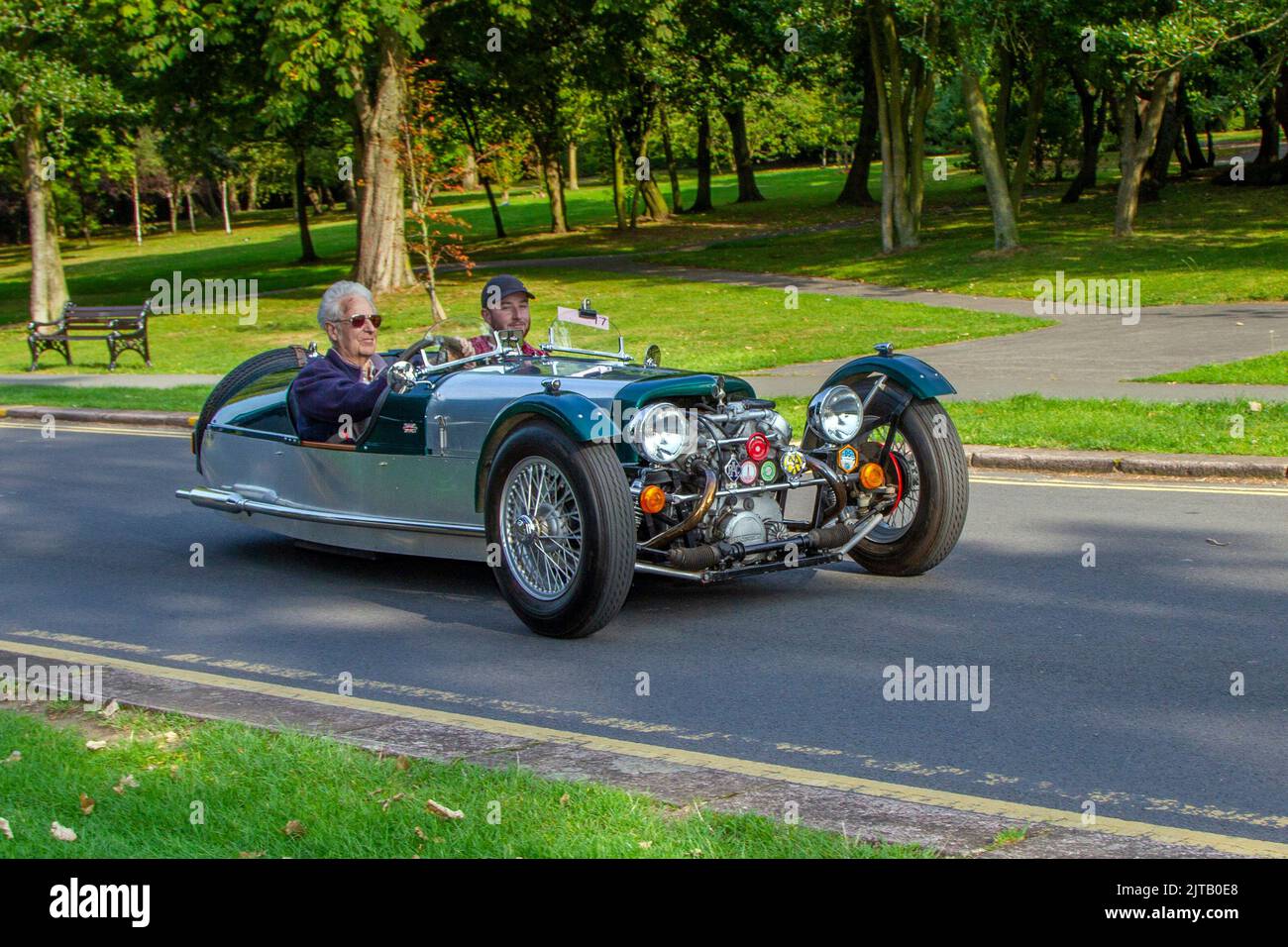 1920s voiture de course Honda verte à trois roues. Voitures à kit arrivant au salon de l'auto Stanley Park Classic annuel dans les jardins du parc. Stanley Park Classics antan Motor Show organisé par Blackpool Vintage Vehicle Preservation Group, Royaume-Uni. Banque D'Images