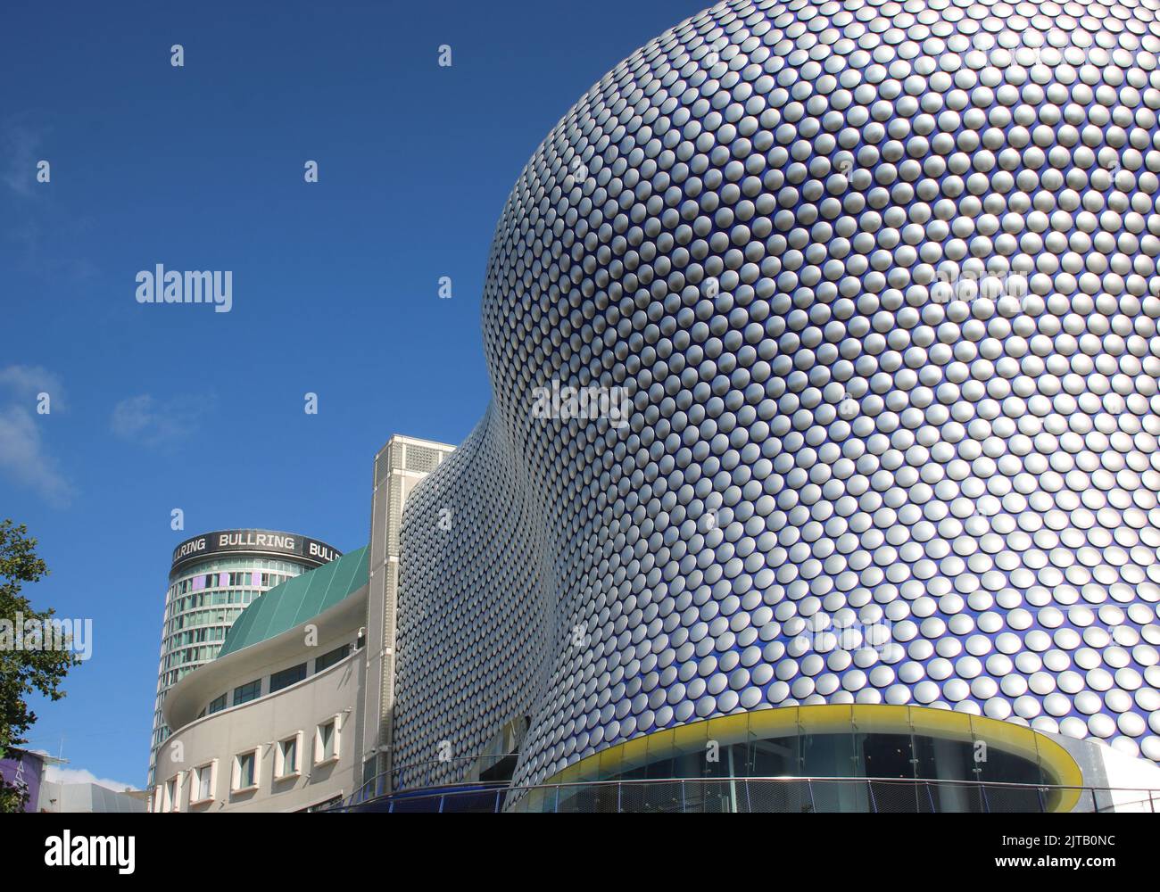 Détails architecturaux du quartier commerçant de Bull Ring dans le centre-ville de Birmingham avec Rotunda à distance le jour ensoleillé d'août 2022. Banque D'Images