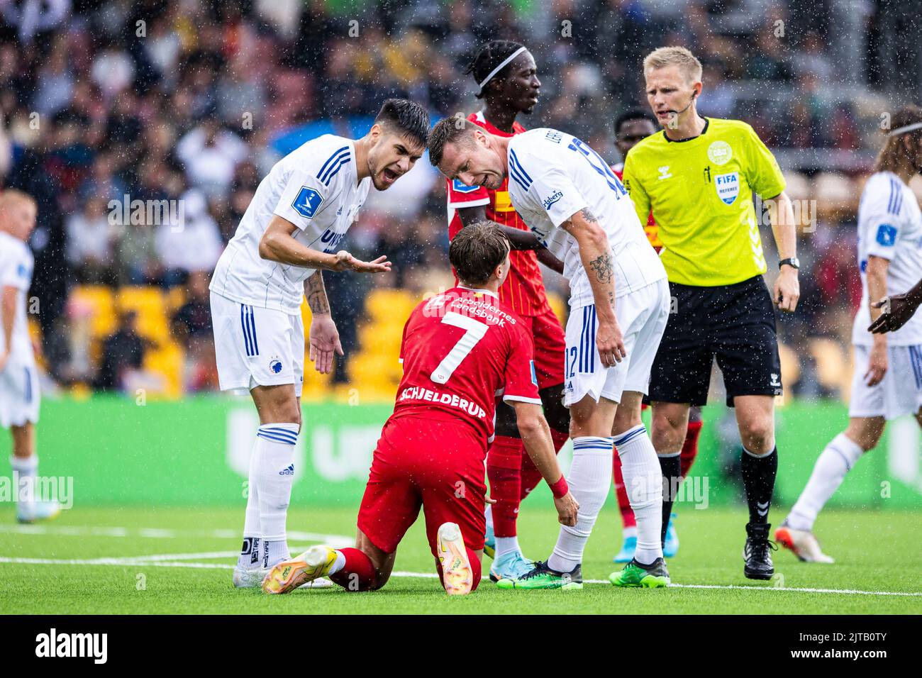 Farum, Danemark. 28th août 2022. Kevin diks (2) et Lukas Lerager (12) du FC Copenhagen crient à Andreas Schjeldup (7) du FC Nordsjaelland lors du match Superliga 3F entre le FC Nordsjaelland et le FC Copenhagen à droite de Dream Park à Farum. (Crédit photo : Gonzales photo/Alamy Live News Banque D'Images