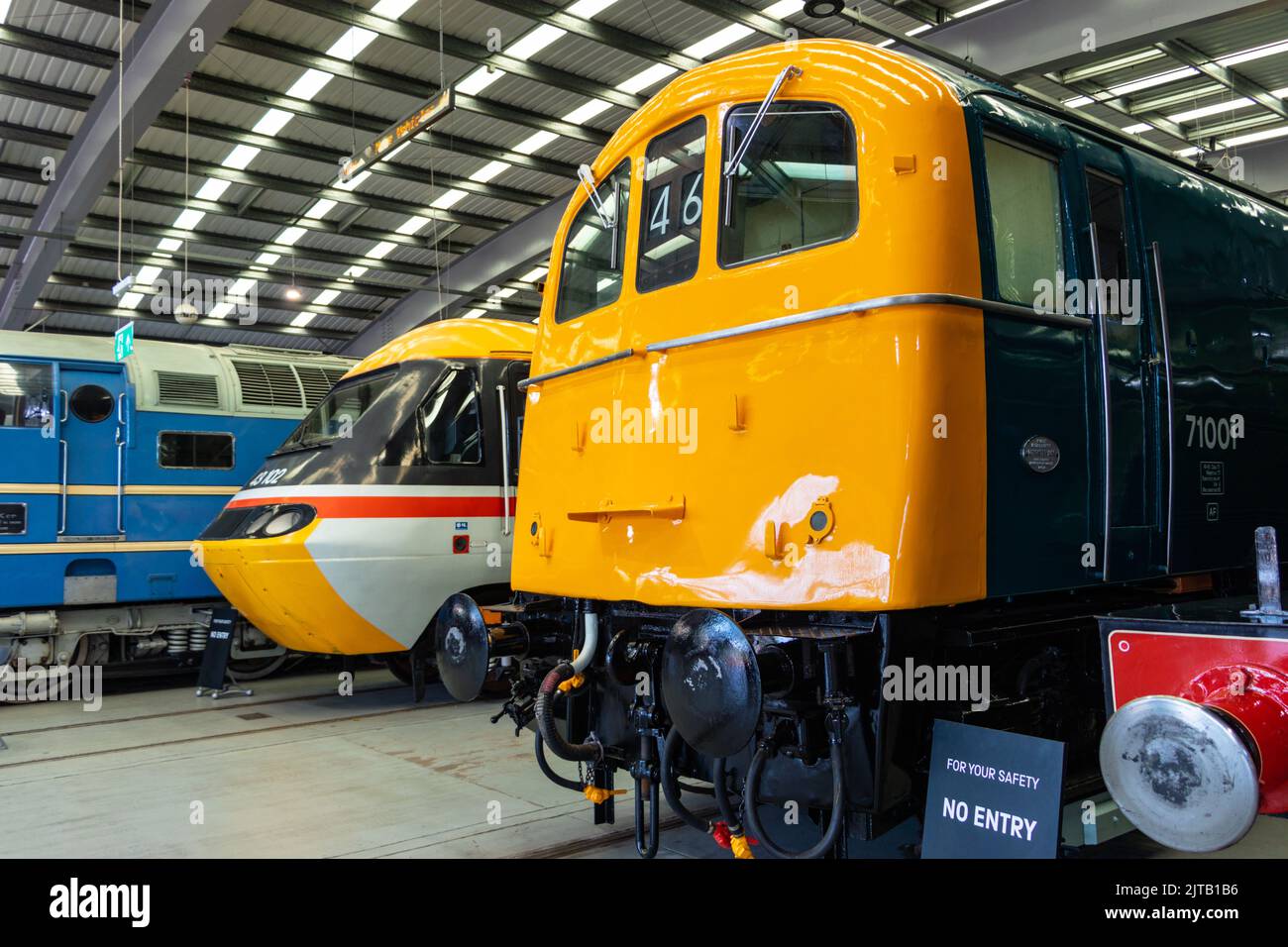 Vue de face British Rail Southern Region classe 71 train-train-cabine électrique et inter-ville 125 à ne Land Musée maritime et aérien sunderland Banque D'Images