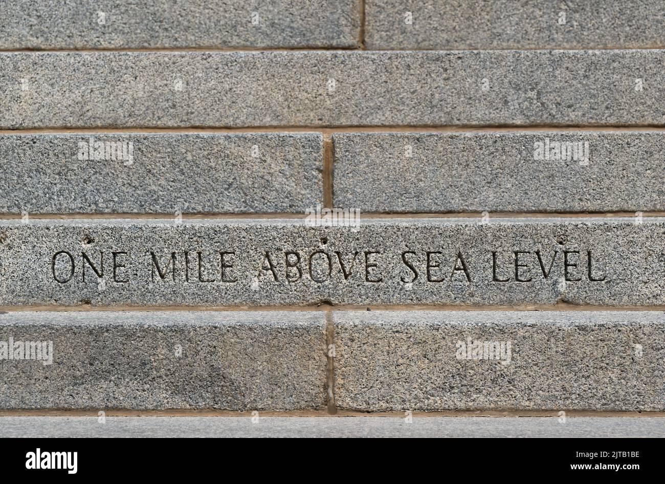 Un kilomètre au-dessus du niveau de la mer gravé dans les escaliers extérieurs de l'ouest du Capitole de l'État du Colorado à Denver, Colorado Banque D'Images