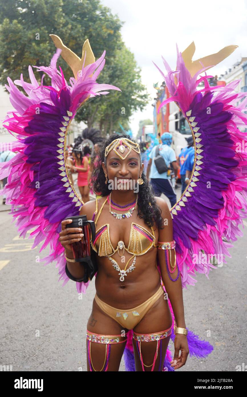 Notting Hill, Londres, Royaume-Uni. 29th août 2022. Les Londoniens et les touristes apprécient le dernier jour du carnaval de Notting Hill. Les participants déguisent des costumes colorés célébrant l'événement de cette année. Credit: Uwe Deffner/Alay Live News Banque D'Images