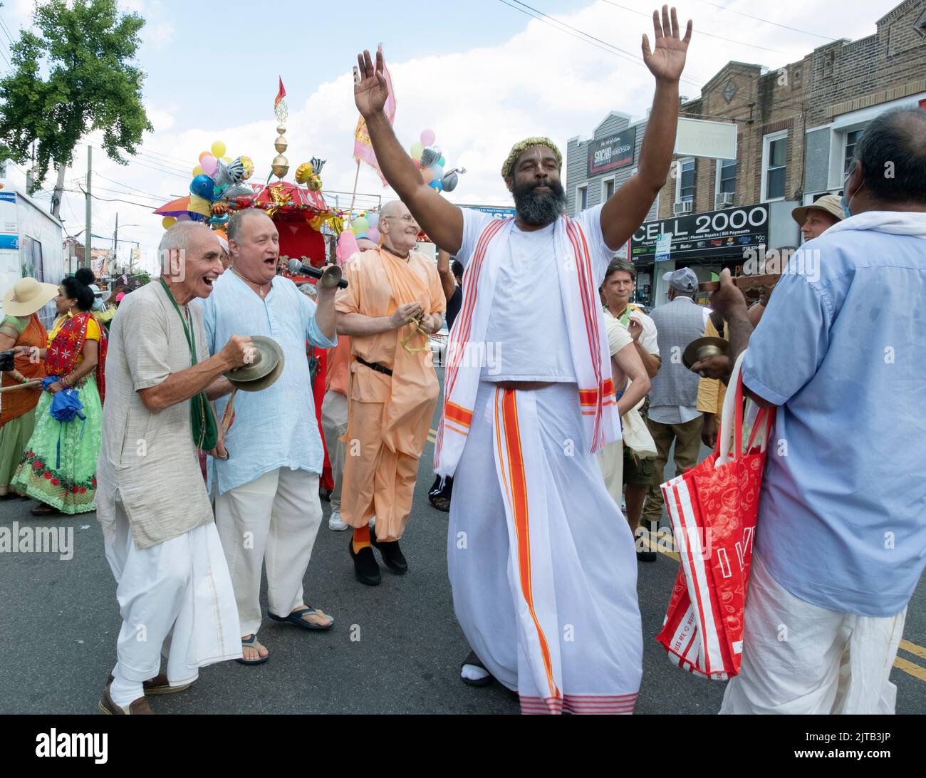 Un homme hindou fervent et joyeux danse sur Liberty Avenue pour célébrer le 2022 Ratha Yatra à Richmond Hill, Queens, New York Banque D'Images