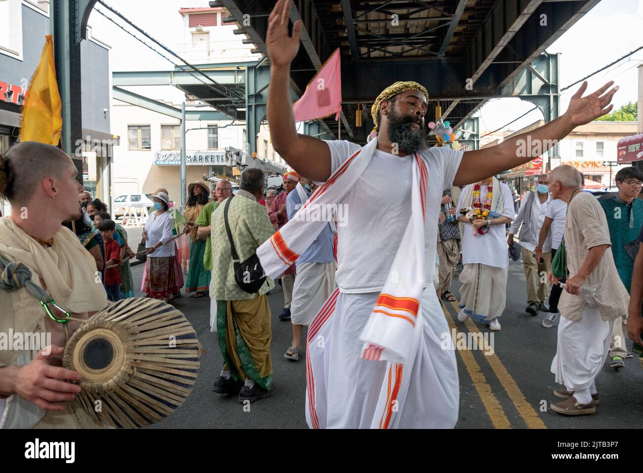 Un homme hindou fervent de joie danse sous le train surélevé Célébrant le 2022 Ratha Yatra à Richmond Hill, Queens, New York Banque D'Images