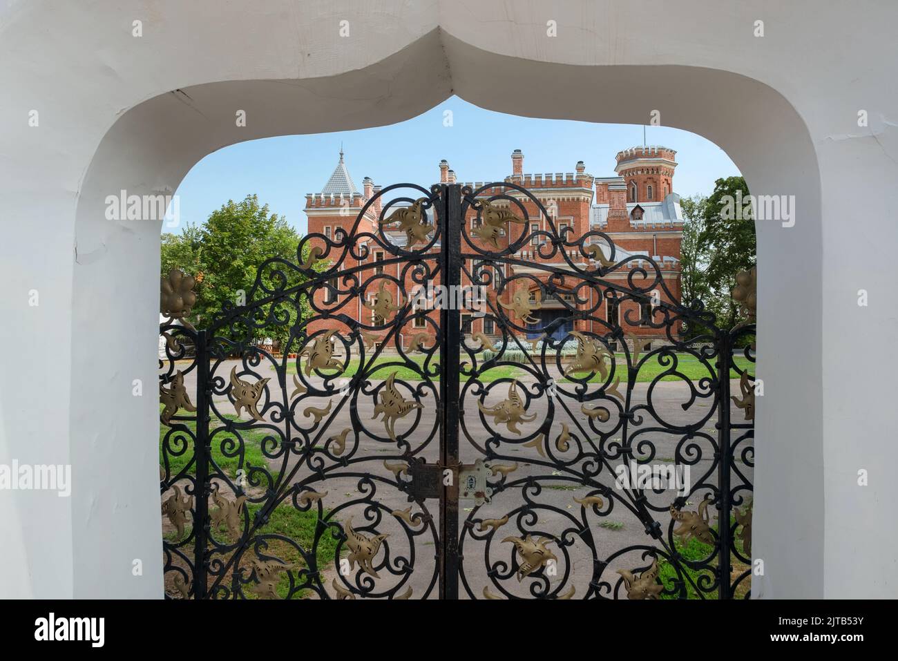Ramon, région de Voronezh, Russie. 19 août 2021. Porte d'entrée avec tour et horloge. Le complexe de palais des Oldenburgskys. C'est le seul endroit Banque D'Images