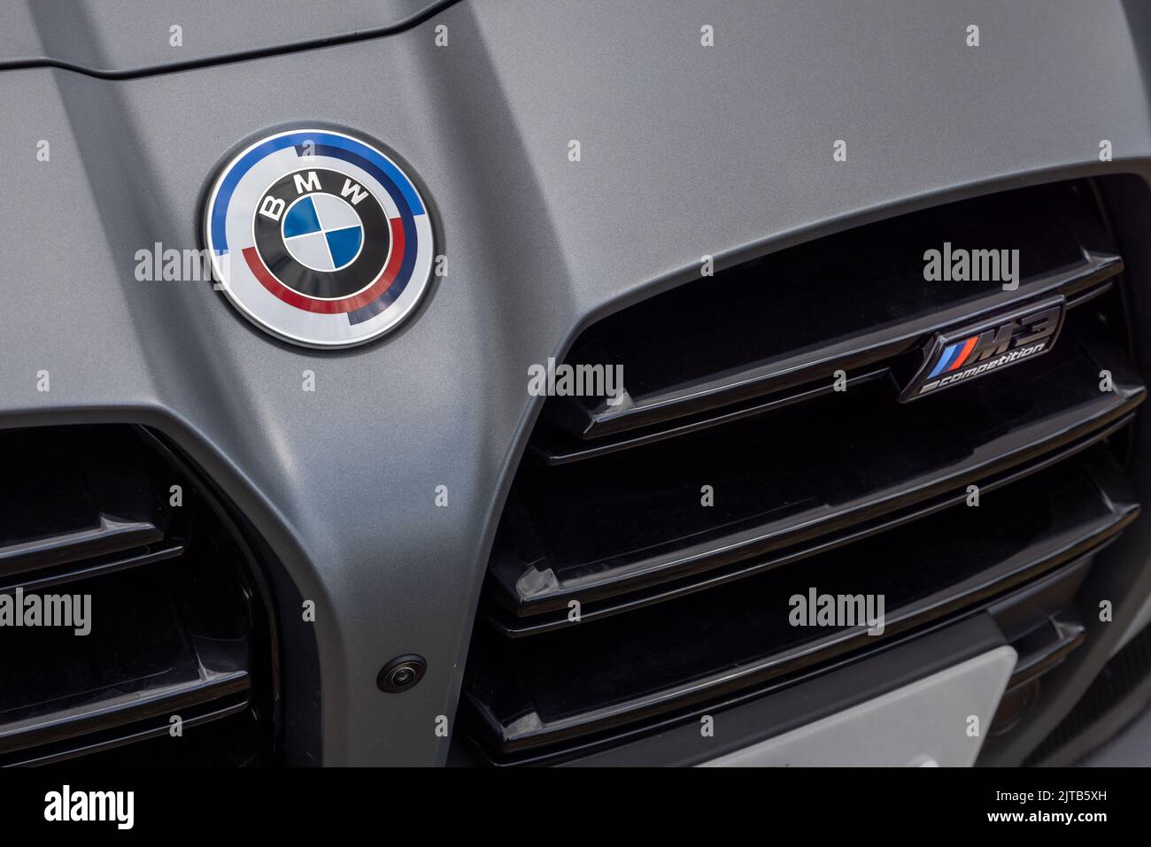 Emblème BMW 50 ans de l'héritage M sur le capot Photo Stock - Alamy
