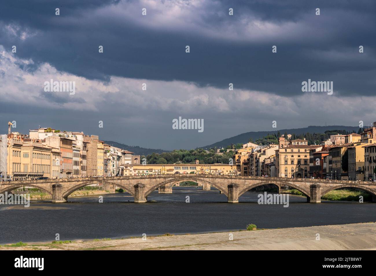 Vue sur la rivière Arno à Florence et la Pescaia di Santa Rosa Banque D'Images