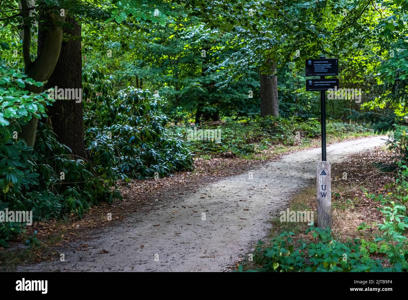 Le chemin périmétrique dans le parc du château de Twickel est marqué de panneaux en bois et de la lettre du Bush UW, comme il était quand il a été créé. Hof van Twente, pays-Bas Banque D'Images