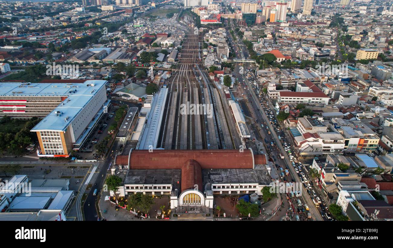 Vue aérienne de la gare de Jakarta Kota avec paysage urbain de Jakarta ...