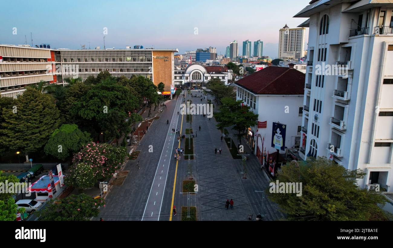 Vue aérienne. Musée Fatahilah à la vieille ville de Jakarta, Indonésie. Avec le paysage urbain de Jakarta et le nuage de bruit au coucher du soleil. Jakarta, Indonésie, 30 août, 20 Banque D'Images