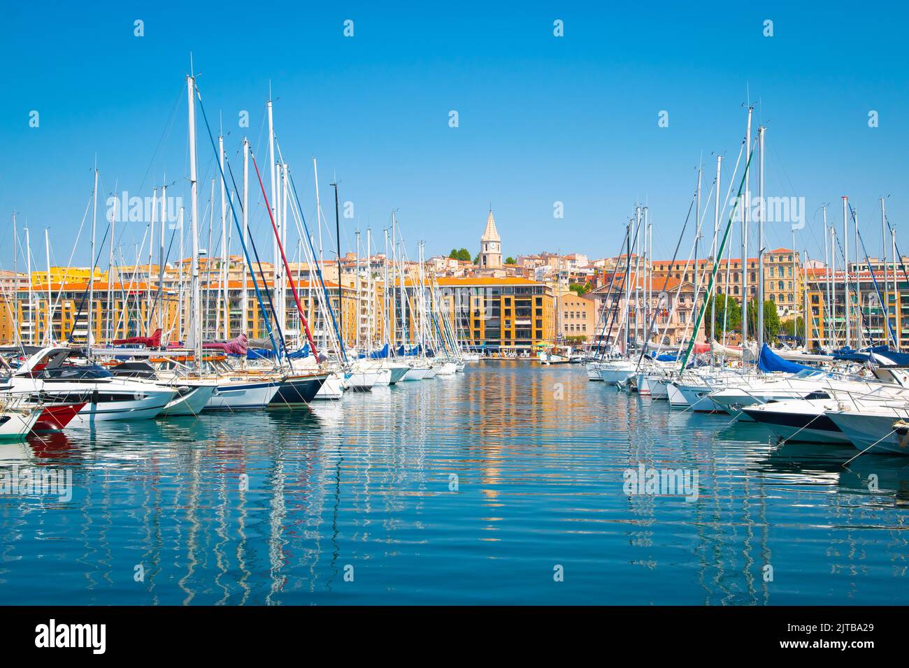 Yachts de luxe dans le Vieux Port de Marseille, France. Banque D'Images