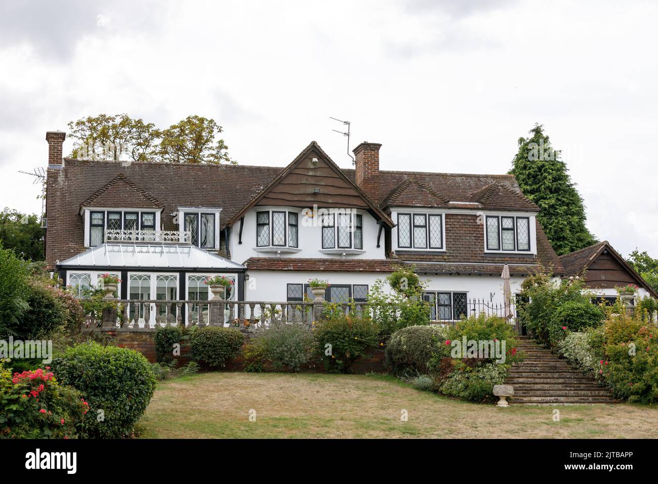 Une grande maison haut de gamme au bord de la rivière et un jardin bien entretenu à Weybridge, Surrey, par une journée bien remplie. Aspect arrière Banque D'Images