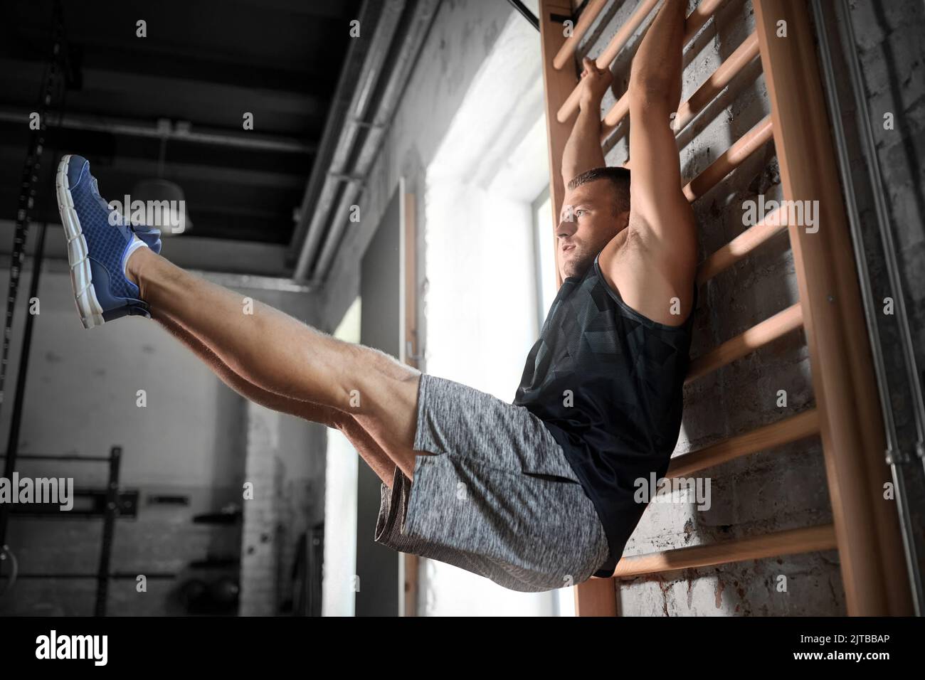 joyeux sourire jeune homme dans la salle de gym Banque D'Images