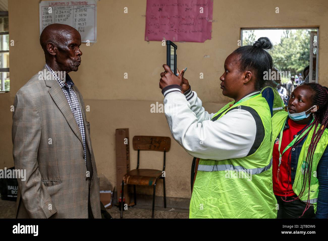 Nakuru, Kenya. 29th août 2022. Un responsable électoral confirme les détails biométriques d'un électeur à l'aide d'un système de registre biométrique lors de l'élection tardive du député à l'école primaire Mercy Njeri dans la circonscription de Rongai. Lors des élections générales qui viennent de se terminer, le porte-drapeau de l'Alliance kényane Kwanza, William Ruto, a été annoncé comme vainqueur après avoir obtenu 50,49% tandis que son plus proche concurrent, Raila Odinga, d'Azimio la Umoja, a réussi 48,5%. Raila Odinga a jusqu'à présent adressé des pétitions à la Cour en invoquant des irrégularités dans le calcul des votes. Crédit : SOPA Images Limited/Alamy Live News Banque D'Images