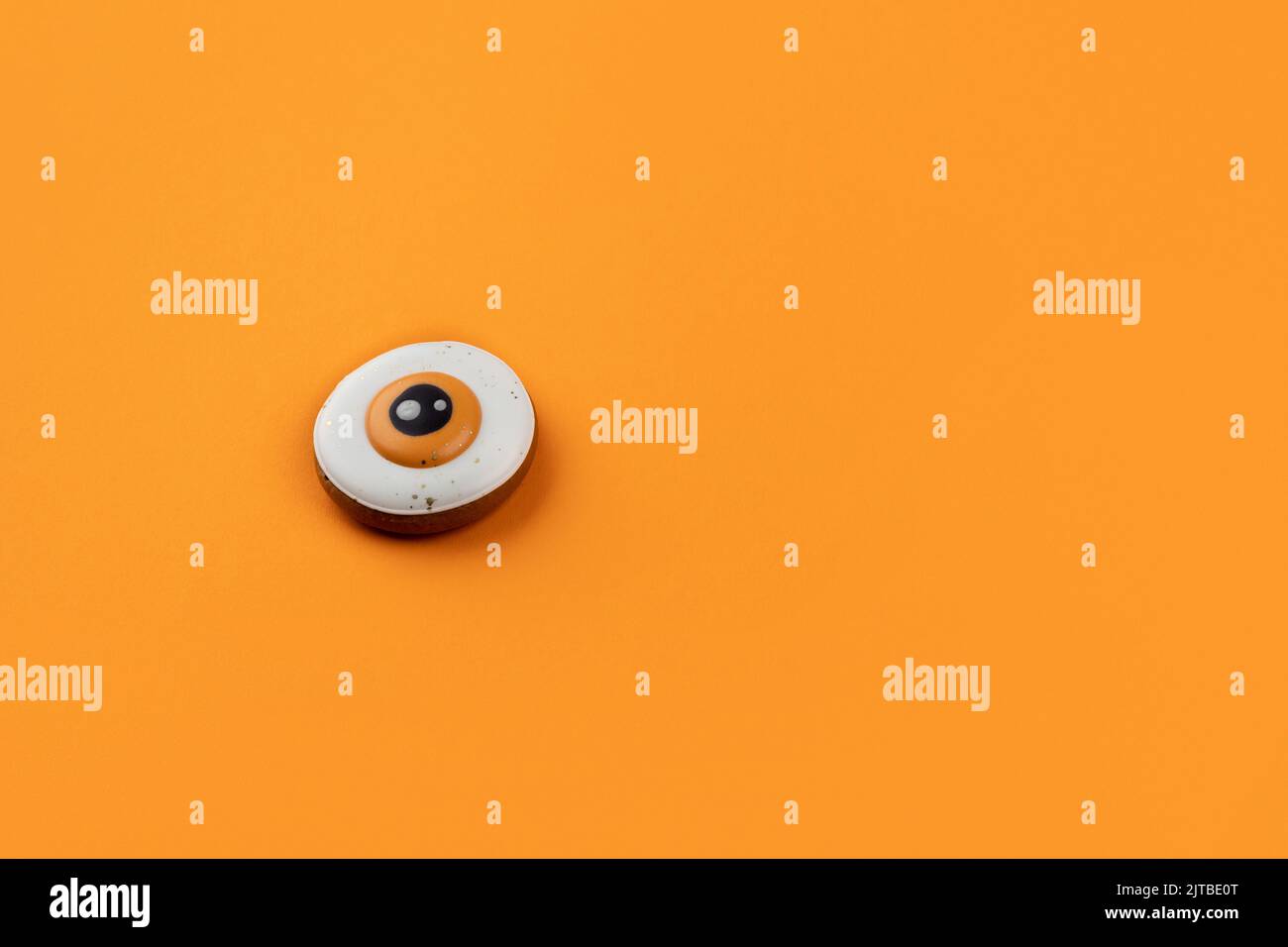 Pain d'épice maison d'Halloween sur fond orange avec espace de copie Banque D'Images