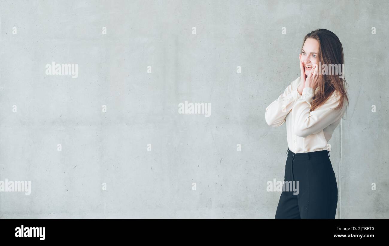 espace publicitaire virtuel pour jeunes femmes enthousiastes Banque D'Images
