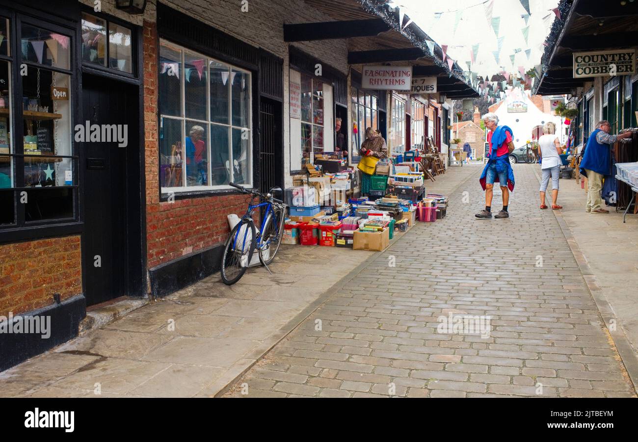 Les acheteurs et les navigateurs des boutiques Shambles de Malton, dans le Yorkshire Banque D'Images