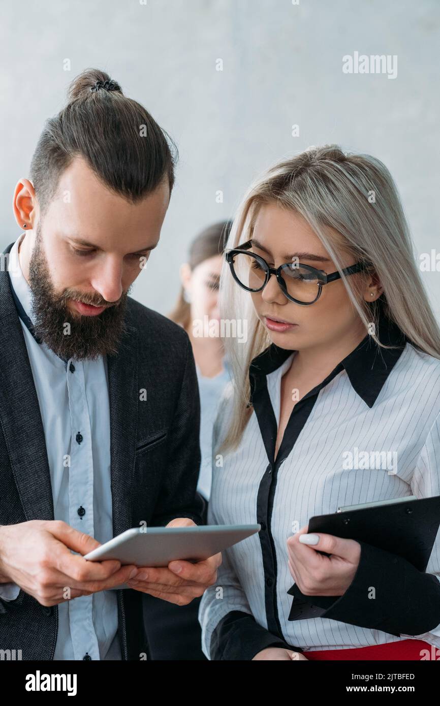 examen de la rétroaction tablette du chef d'équipe donner des directives Banque D'Images