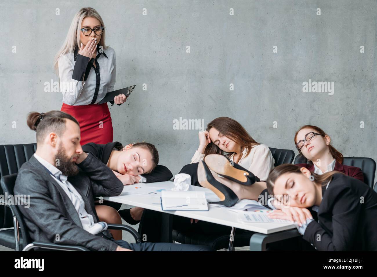 le personnel d'entreprise fatigués dorment trop Banque D'Images